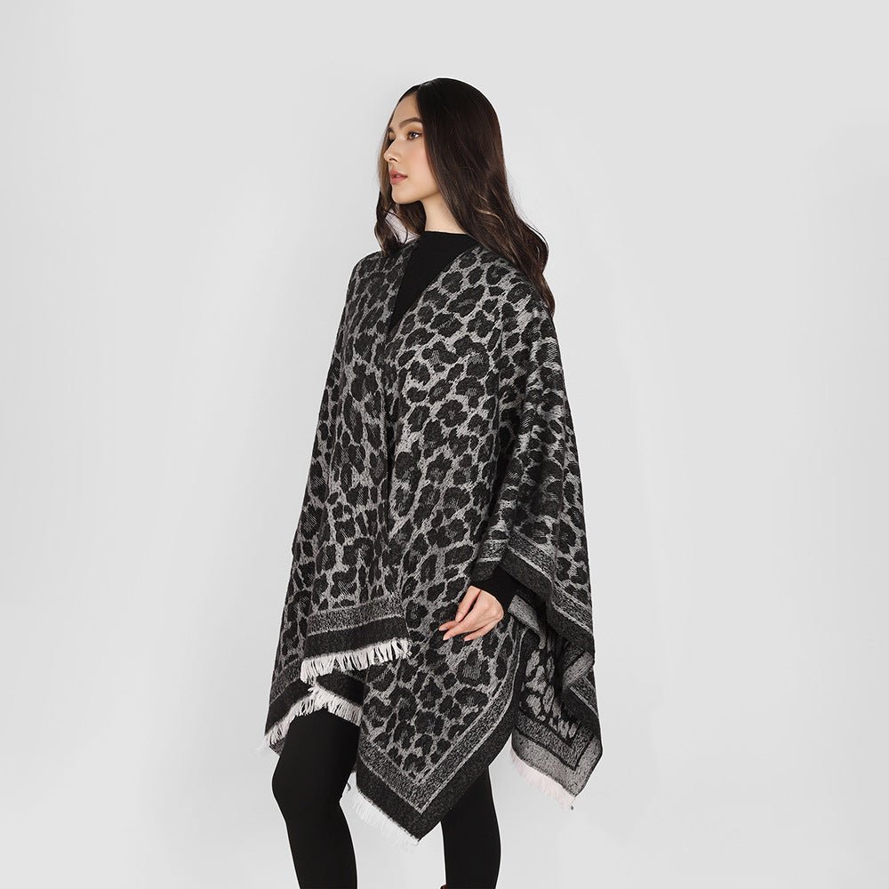 Damen Jacquard-Capeponcho mit Leo-Struktur und Fransensaum Echo Archiv