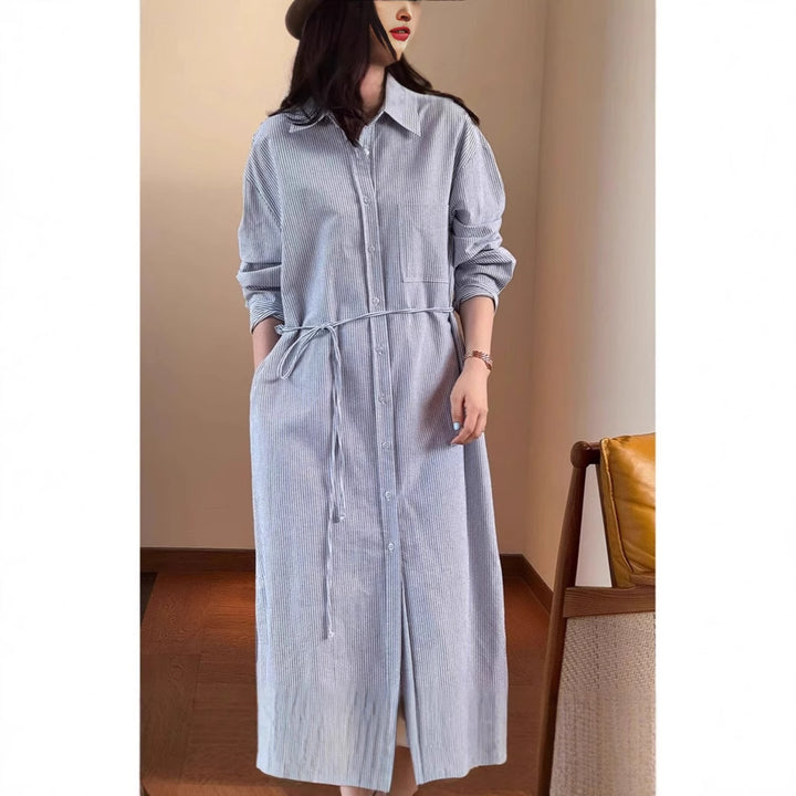 Damen Langes Hemdblusenkleid aus Popeline mit feiner Streifenstruktur, Kordel‑Taille und Seitenschlitzen – Élara