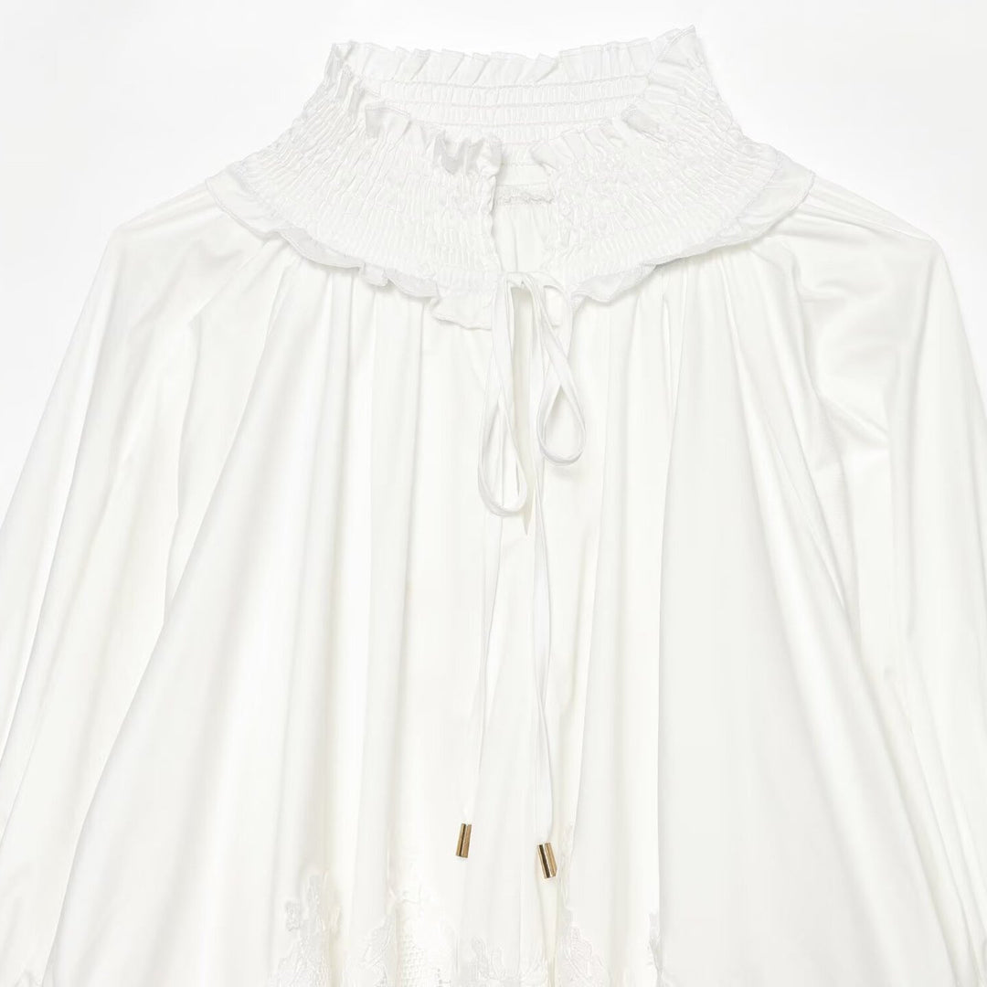 Damen Romantische Bluse mit Smokkragen, Glockenärmeln und Spitzenbesatz Echoarchiv