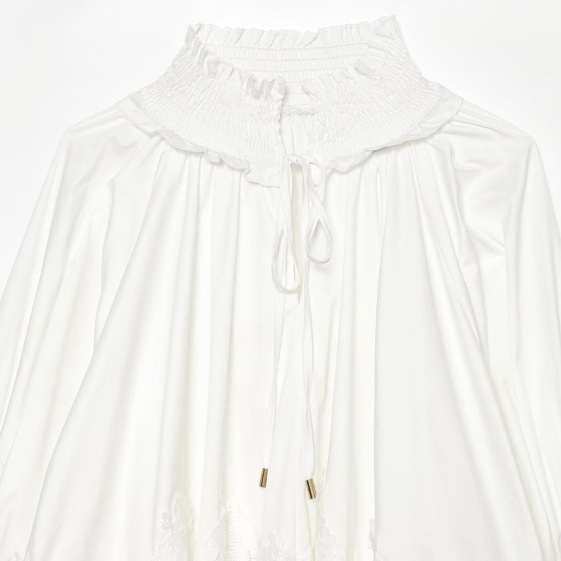 Damen Romantische Bluse mit Smokkragen, Glockenärmeln und Spitzenbesatz Echoarchiv