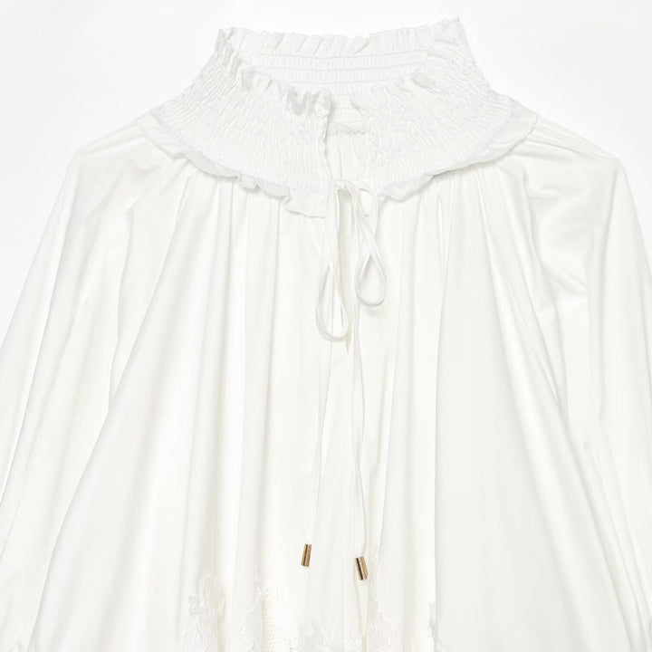 Damen Romantische Bluse mit Smokkragen, Glockenärmeln und Spitzenbesatz Echoarchiv