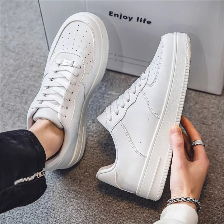 Unisex minimalistische Court-Sneaker mit perforierter Zehenkappe und gepolstertem Komfortfußbett – Norré