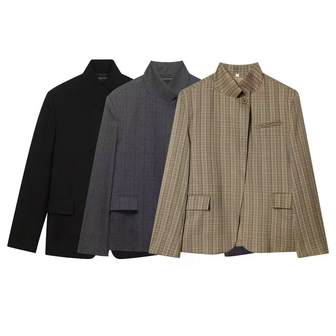 Damen Kurzblazer mit Stehkragen, asymmetrischer Knopfblende und Pattentaschen Echoarchiv