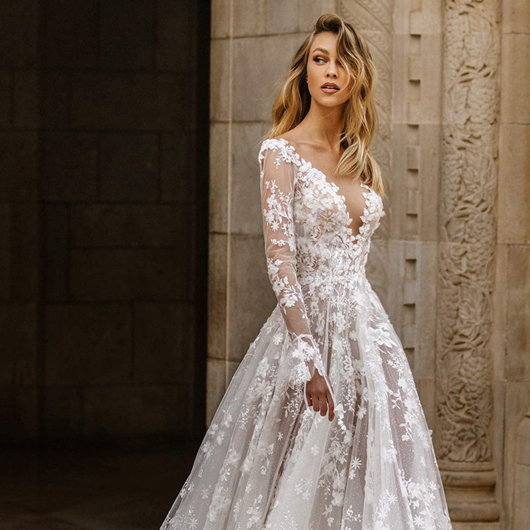 Damen Hochzeitskleid mit filigranem Spitzenoberteil und tiefem V-Ausschnitt – Élara