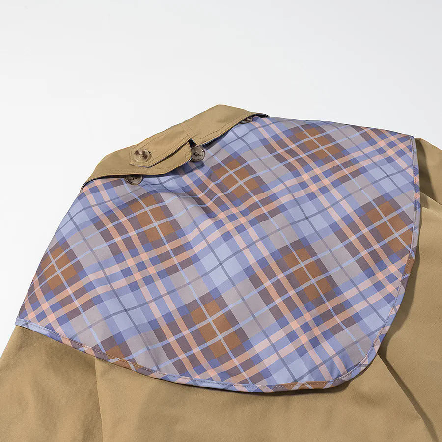 Damen kastige Regenblousonjacke mit abnehmbarem Karotuch als Kragendetail und bestickter aufgesetzter Tasche – Célinea