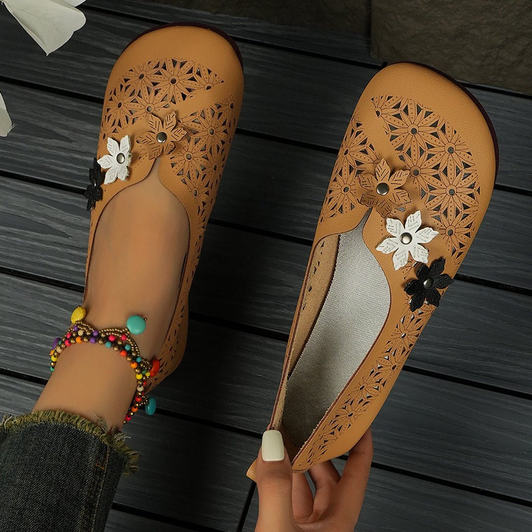 Damen nan flache Ballerina-Pantoffel mit Laserperforation und dreidimensionaler Blumenapplikation Echo Archiv