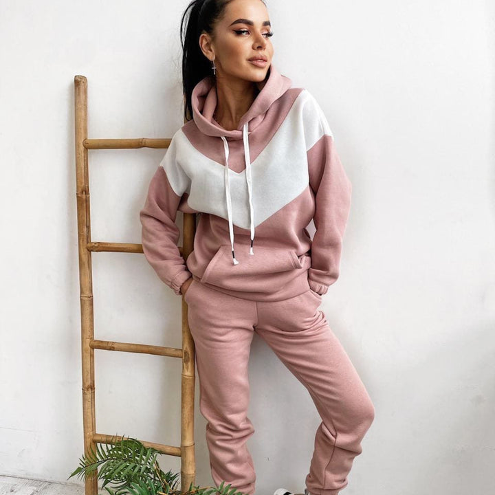 Damen zweiteiliges Loungewear-Set mit Chevron-Kapuzenpullover und taillierter Tapered-Jogginghose – Avérine