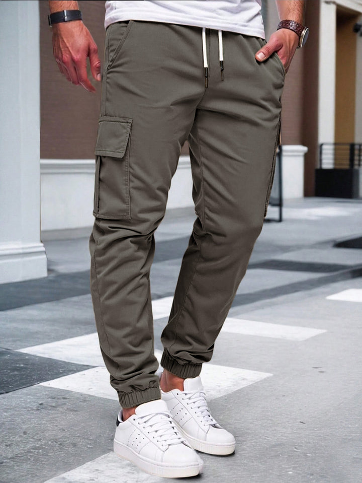 Herren nan tapered Freizeit-Cargohose mit aufgesetzten Klapptaschen, Tunnelzugbund und elastischen Beinabschlüssen Echo Archiv
