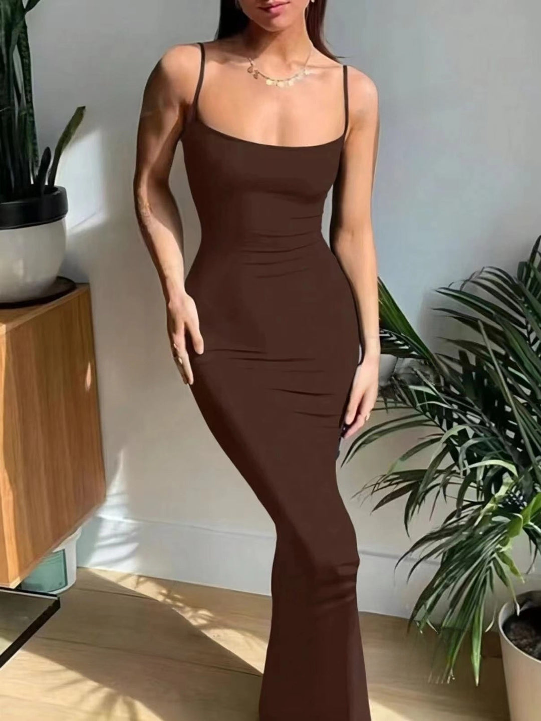 Damen Elegantes Langes Kleid mit schmalem Schnitt und feinen Trägern Echo Archiv