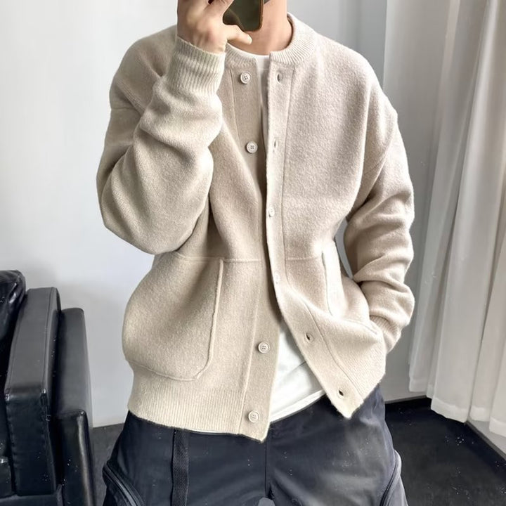 Herren komfortabler Strickcardigan mit Druckknopfverschluss und seitlichen Taschen Echoarchiv