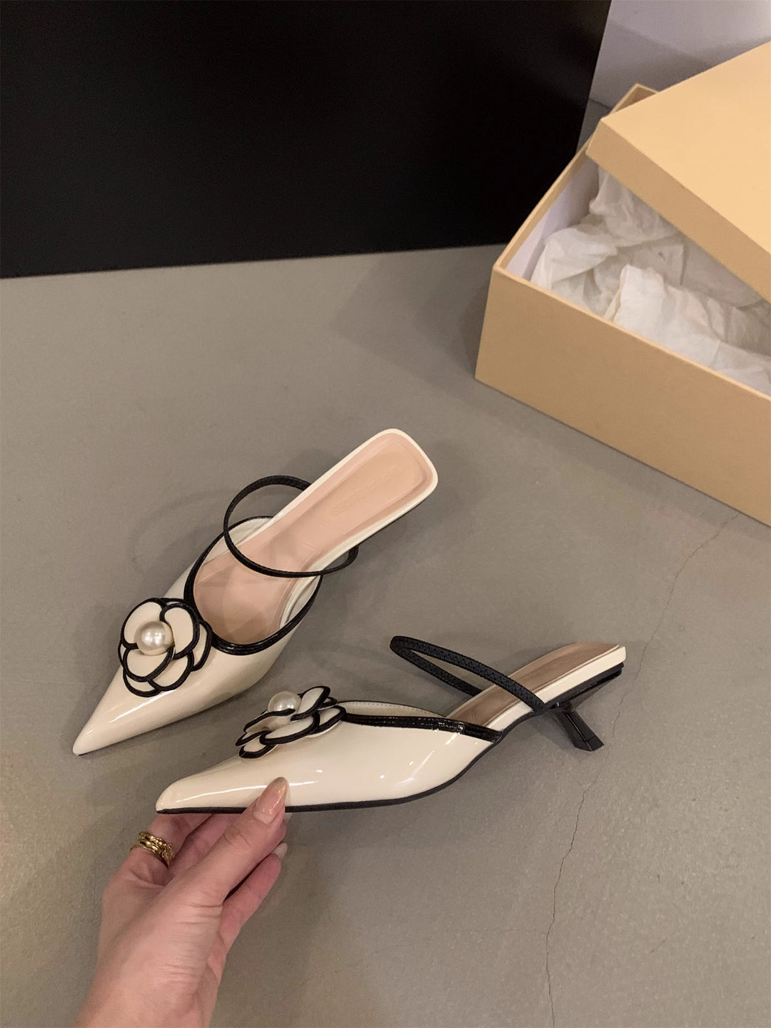Damen spitz zulaufende Satin‑Mules mit zartem Knöchelriemen und Perlen‑Blütenapplikation – Lioré