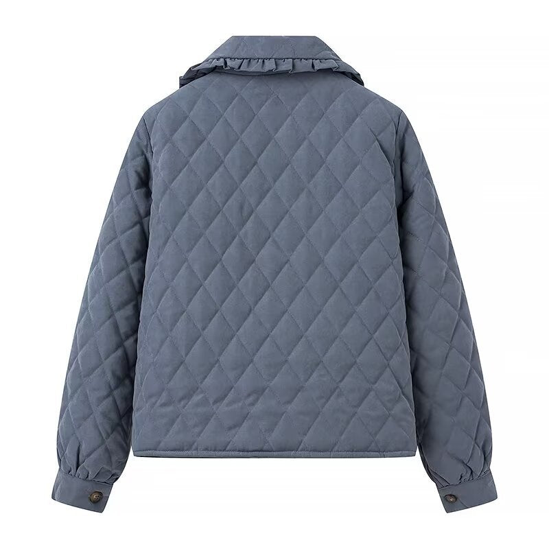 Damen gesteppte Kurzjacke mit Rüschkragen, Bindebändern und aufgesetzten Taschen – Célinea
