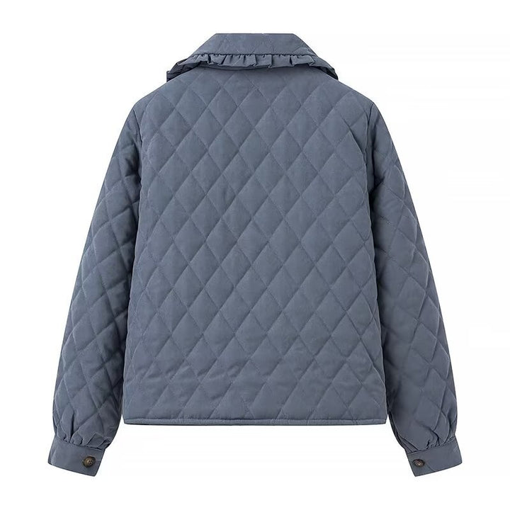 Damen gesteppte Kurzjacke mit Rüschkragen, Bindebändern und aufgesetzten Taschen – Célinea