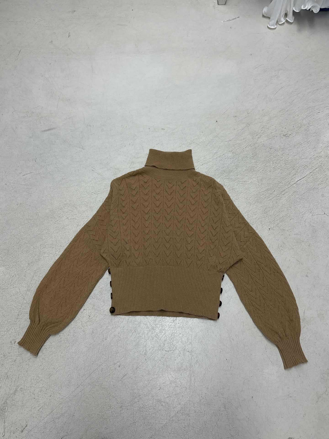 Damen nan kurzes Strick-Turtleneck mit Zierknopfleiste und Ballonärmeln Echo Archiv