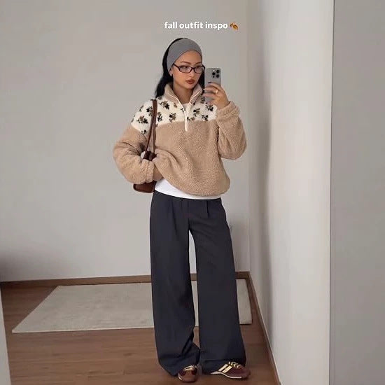 Damen Teddy-Fleece-Pullover mit Stehkragen, floralem Besatz und halbem Reißverschluss Echoarchiv