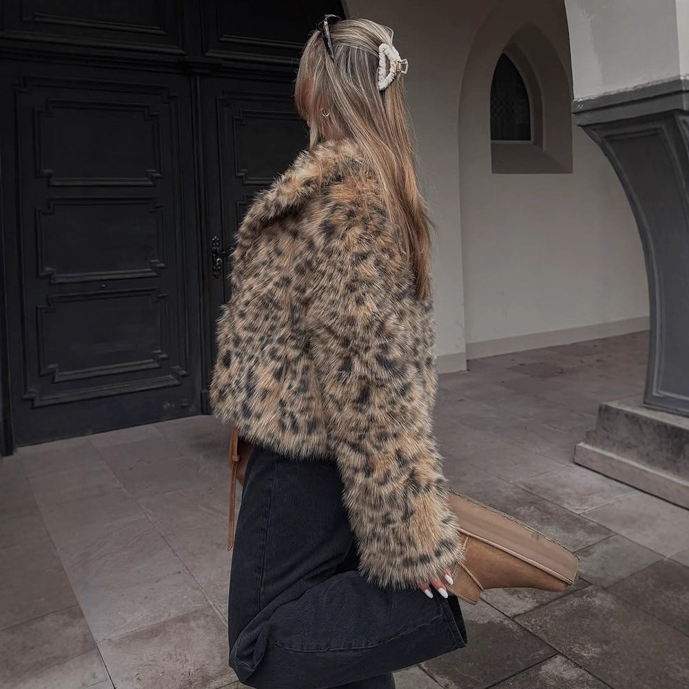 Damen Kurze Kunstpelzjacke im Leo-Muster mit kastiger Silhouette und weitem Kragen Echoarchiv