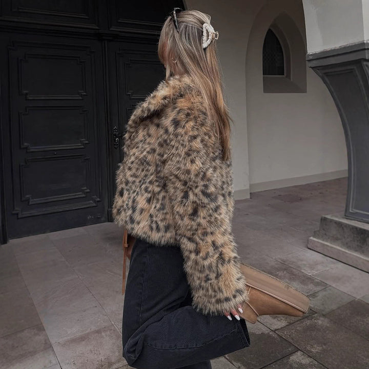 Damen Kurze Kunstpelzjacke im Leo-Muster mit kastiger Silhouette und weitem Kragen Echoarchiv