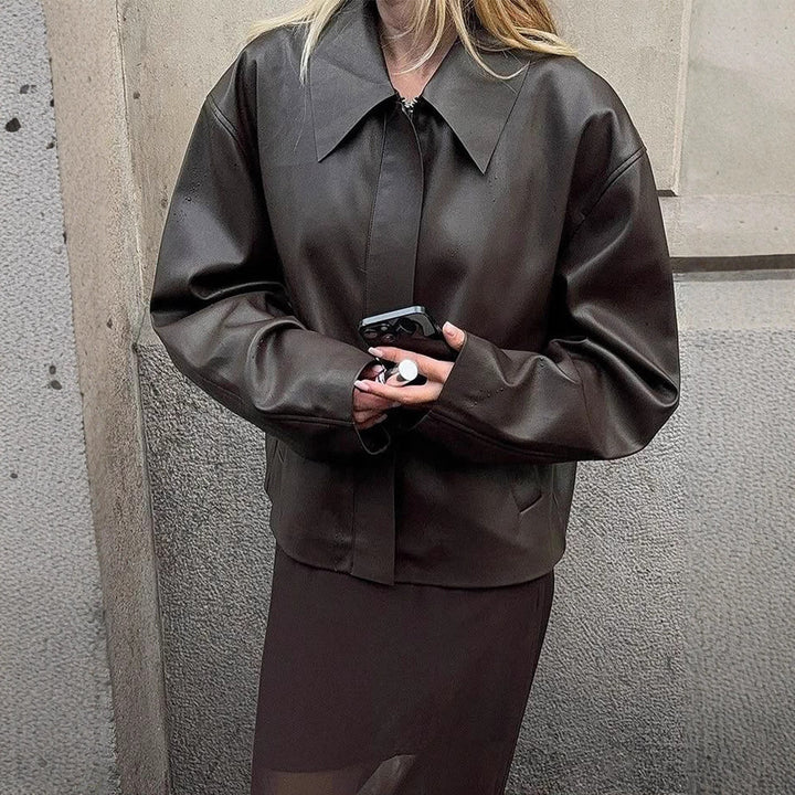 Damen Cropped Boxy Jacke aus Lederimitat mit übergroßem Kragen und verdeckter Reißverschlussleiste Echoarchiv