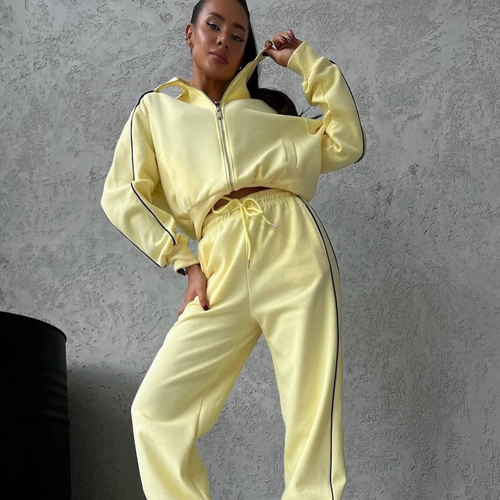Damen lässiges Sweatset mit Stehkragen Reißverschluss gekürzter Jacke und hochtaillierter Schlaghose – Avérine