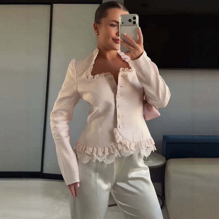 Damen Taillierter Blazer mit Spitzenbesatz, Knopfreihe und Schößchen Echoarchiv
