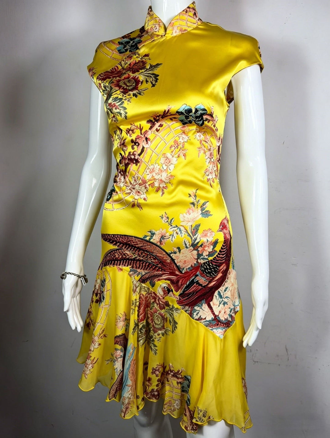 Damen Chiffonkleid mit floralen Bestickungen und asymmetrischem Saum Echo Archiv