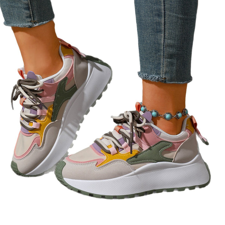 Damen Plateau-Sneaker mit mehrlagigem Obermaterial, gepolsterter Ferse und griffiger Profilsohle – Névara