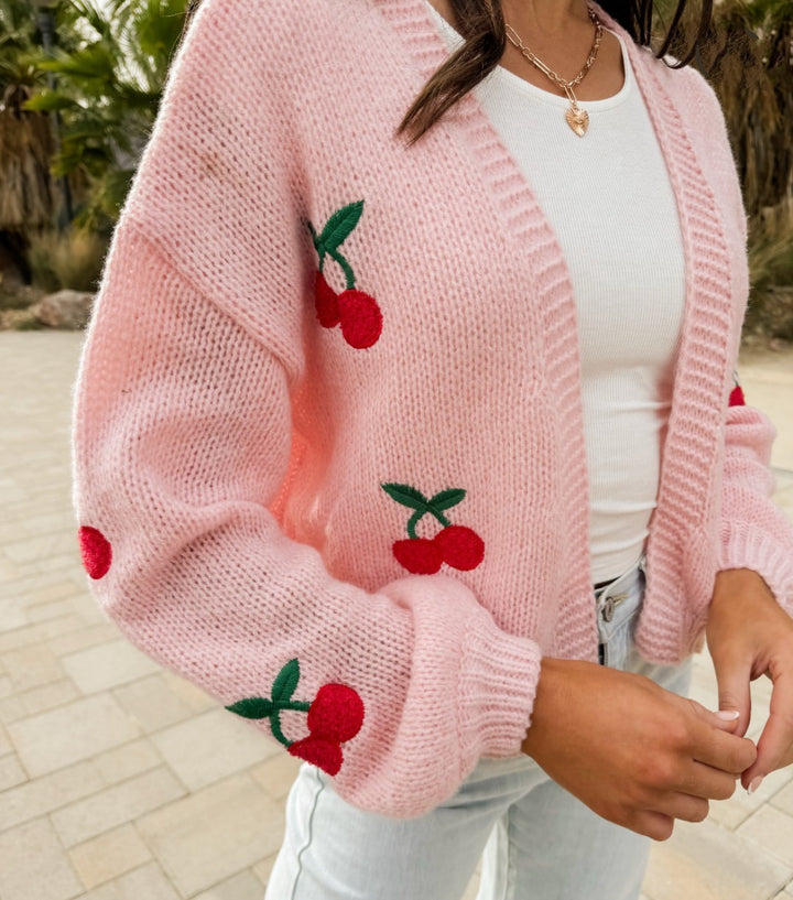 Damen Kurzgeschnittener Oversize-Cardigan mit Kirsch-Stickerei – Veloura