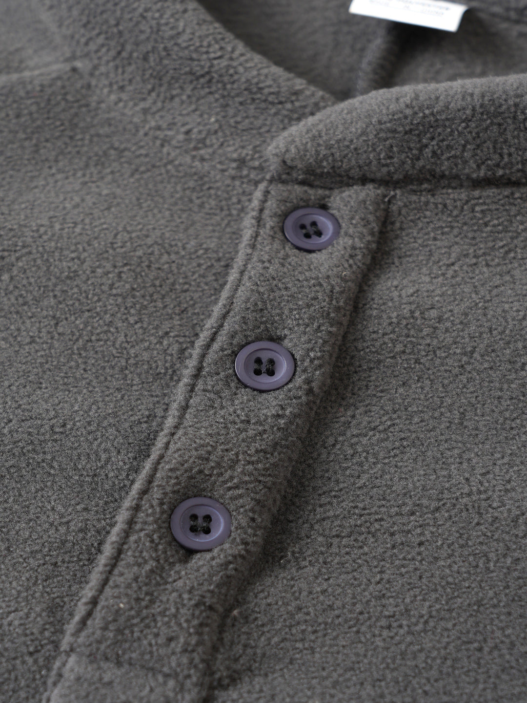 Herren Fleece-Pullover mit modischem Stehkragen und praktischen Knopfdetails Echoarchiv