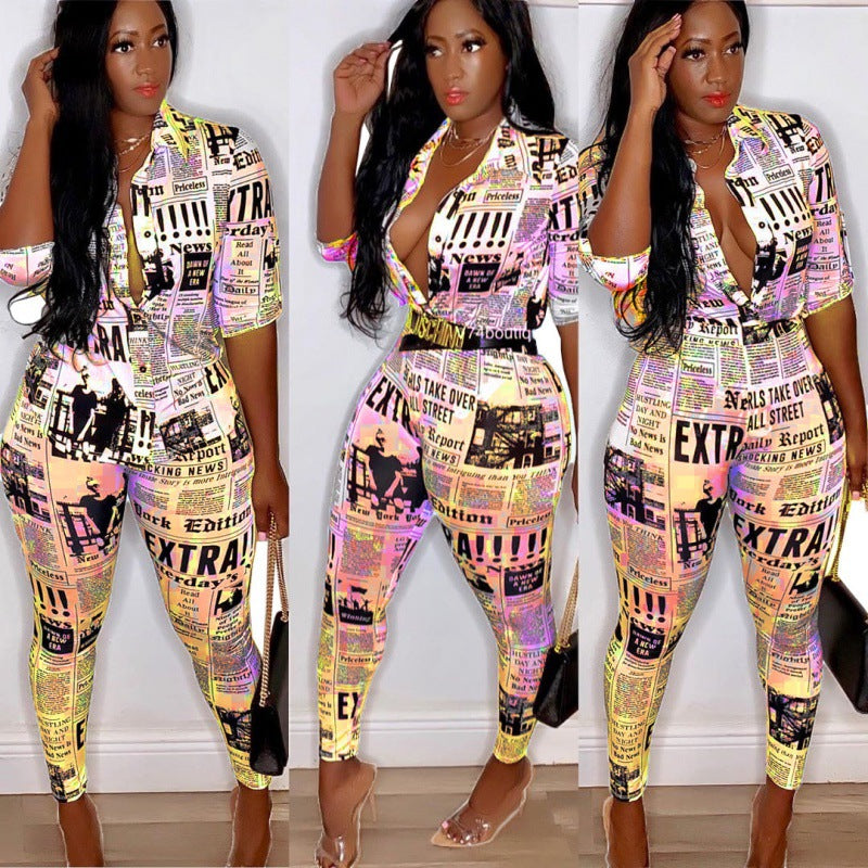 Damen figurbetonter Jumpsuit mit Zeitungsprint und tailliertem Hemdkragen – Solévia