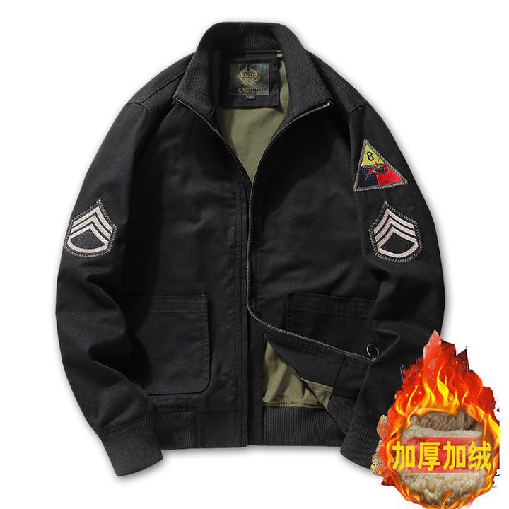 Herren Canvas‑Bomberjacke im Worker‑Blousonstil mit Abzeichen‑Patches und geripptem Kragen Echoarchiv