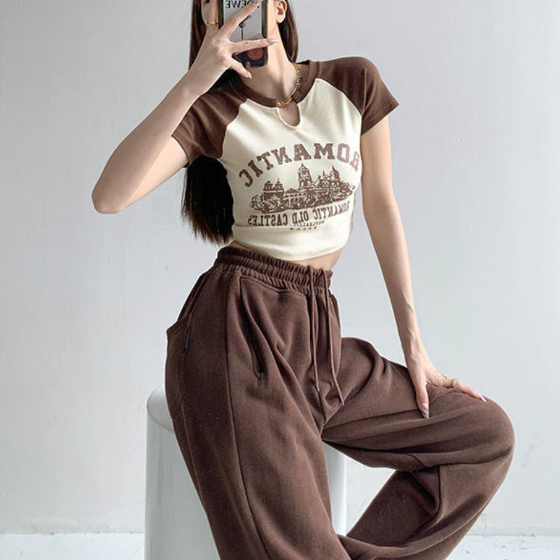 Damen cropped T-Shirt mit einzigartigem Ausschnitt und fröhlichem Grafikdesign Echo Archiv