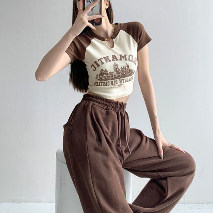 Damen cropped T-Shirt mit einzigartigem Ausschnitt und fröhlichem Grafikdesign Echo Archiv