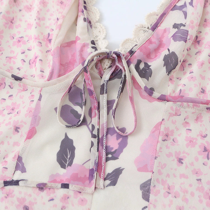 Damen florales Skaterkleid mit tiefem V-Ausschnitt, Bindeband‑Detail und Spitzenbesatz – Lunéa