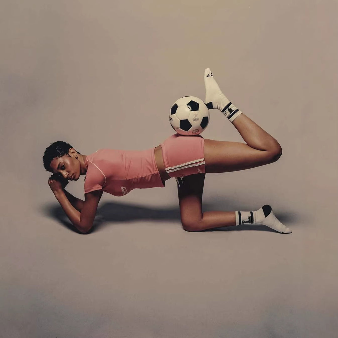 Damen Sport-Set mit figurbetonter Shorts und kurzärmeliger Oberteil Echo Archiv