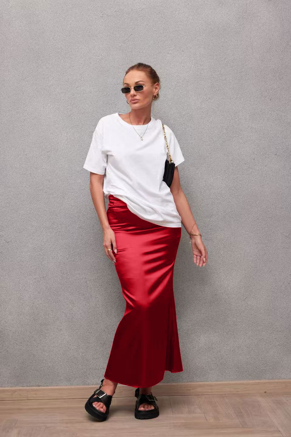 Damen Eleganter Maxirock aus glänzendem Satin mit hohem Schlitz Echo Archiv