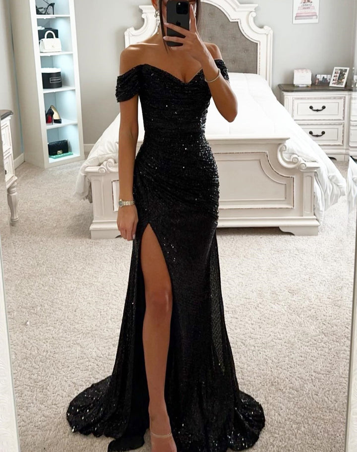 Damen Glamouröses Abendkleid mit schulterfreiem Schnitt und schimmerndem Stoff Echo Archiv