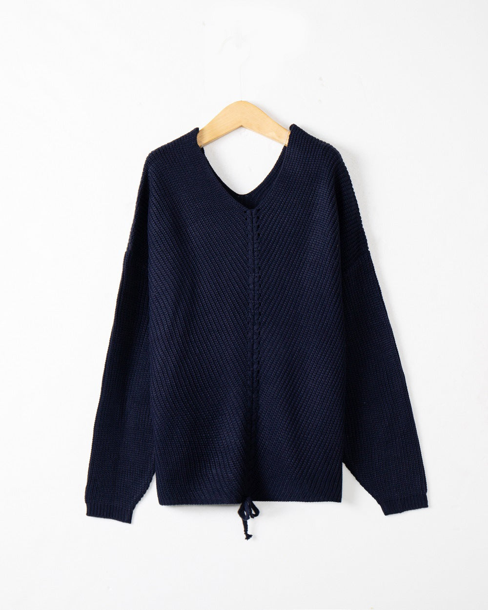 Damen Strickpullover mit Zopfmittelnaht, V‑Ausschnitt und Kordelzug Echo Archiv