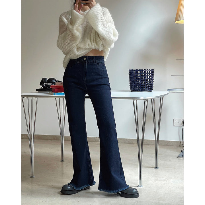 Damen High‑Waist Schlagjeans mit leichtem Bootcut und fransigem Saum Echoarchiv
