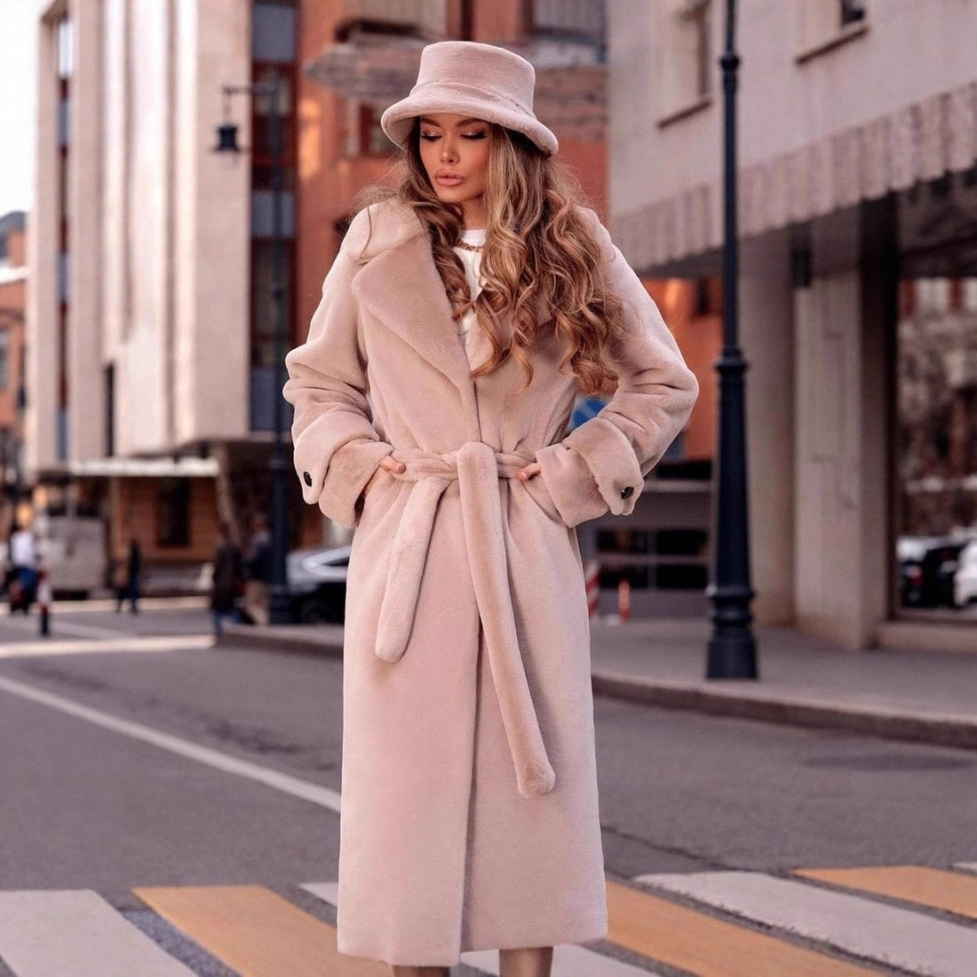 Damen Eleganter Maxi-Wollmantel mit Taillengürtel, breitem Revers und krempelbaren Manschetten Echo Archiv