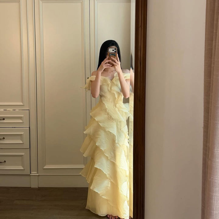 Damen Maxi-Kleid mit elegantem Wasserfall-Rüschendesign und off-shoulder Trägern Echo Archiv