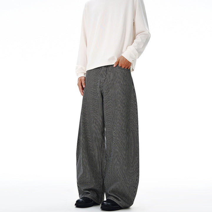 Herren Bodenlange Oversize-Hose mit extrem weitem Bein und feinem Nadelstreifen-Design Echo Archiv
