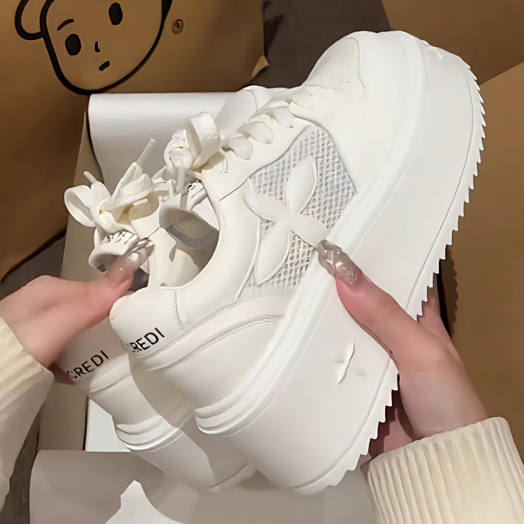 Damen Plateau-Chunky-Sneaker mit Blumenapplikation und Netz-Einsatz – Névara