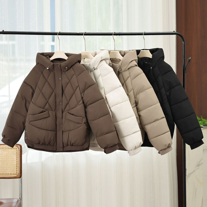 Damen nan kurze wattierte Kapuzenjacke mit Rautenstepp, schrägen Pattentaschen und geripptem Saum Echo Archiv
