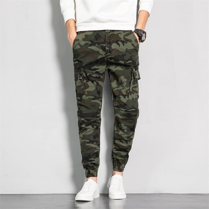 Herren Camouflage-Cargo-Jogginghose im tapered Schnitt mit elastischem Bund, Utility‑Taschen & gerippten Knöchelbündchen Echoarchiv