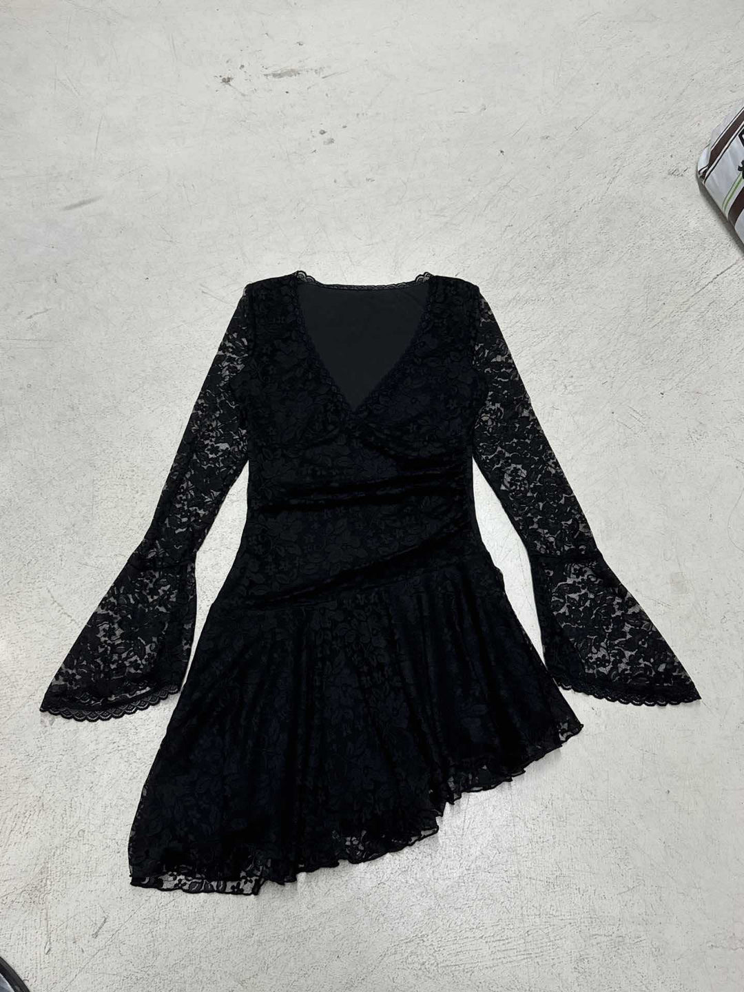 Damen Wickelkleid mit Spitzenärmel und voluminösem Rock Echo Archiv