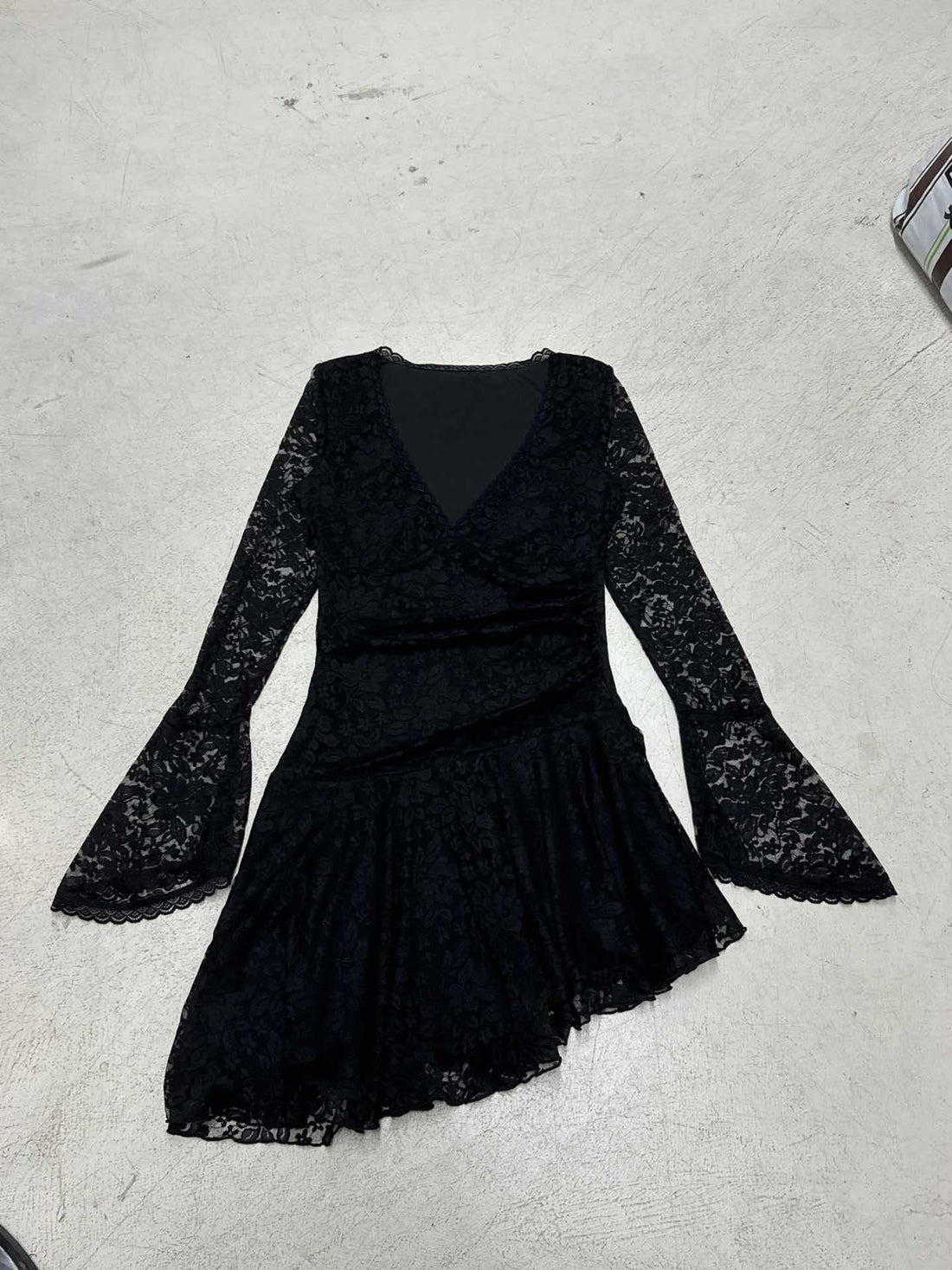 Damen Wickelkleid mit Spitzenärmel und voluminösem Rock – Élara