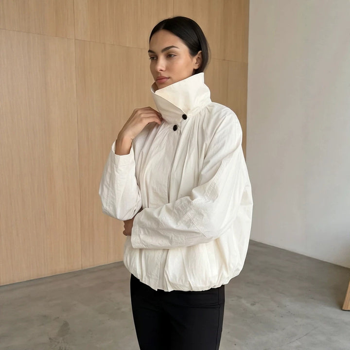 Damen Kurzjacke mit hohem Stehkragen, geraffter Schulterpartie und elastischem Saum Echoarchiv