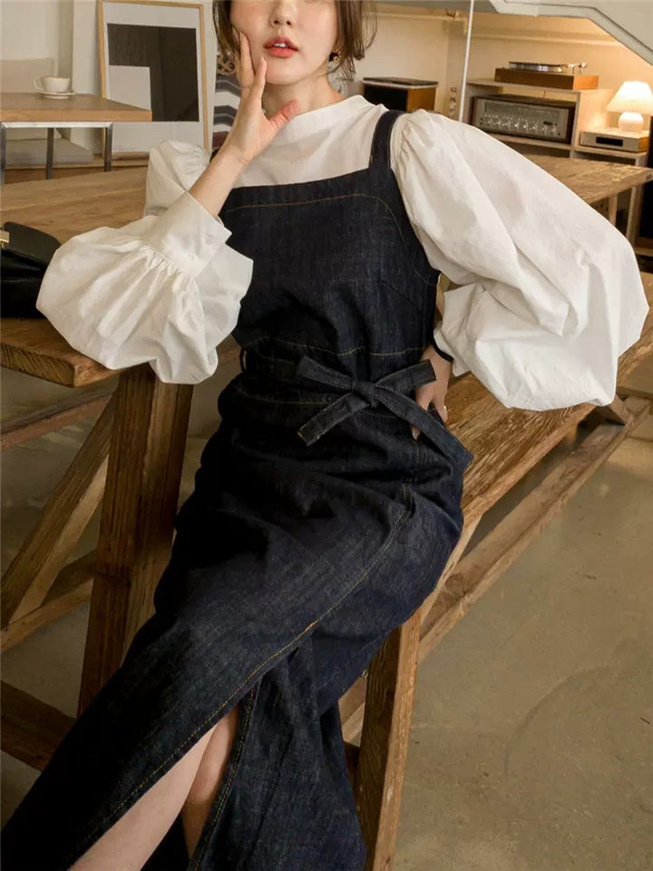 Damen Langes Jeans-Latzkleid mit eckigem Ausschnitt, Taillenband und vorderem Beinschlitz – Valéora