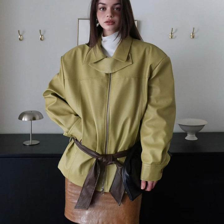 Damen Boxy-Kunstlederjacke mit hohem Stehkragen, Frontzip und Taillenschärpe Echoarchiv