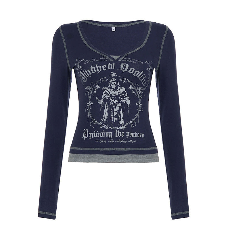 Damen Enganliegendes geripptes Langarm-Top mit V‑Ausschnitt, Kontrastnähten und Gothic-Print – Orélia